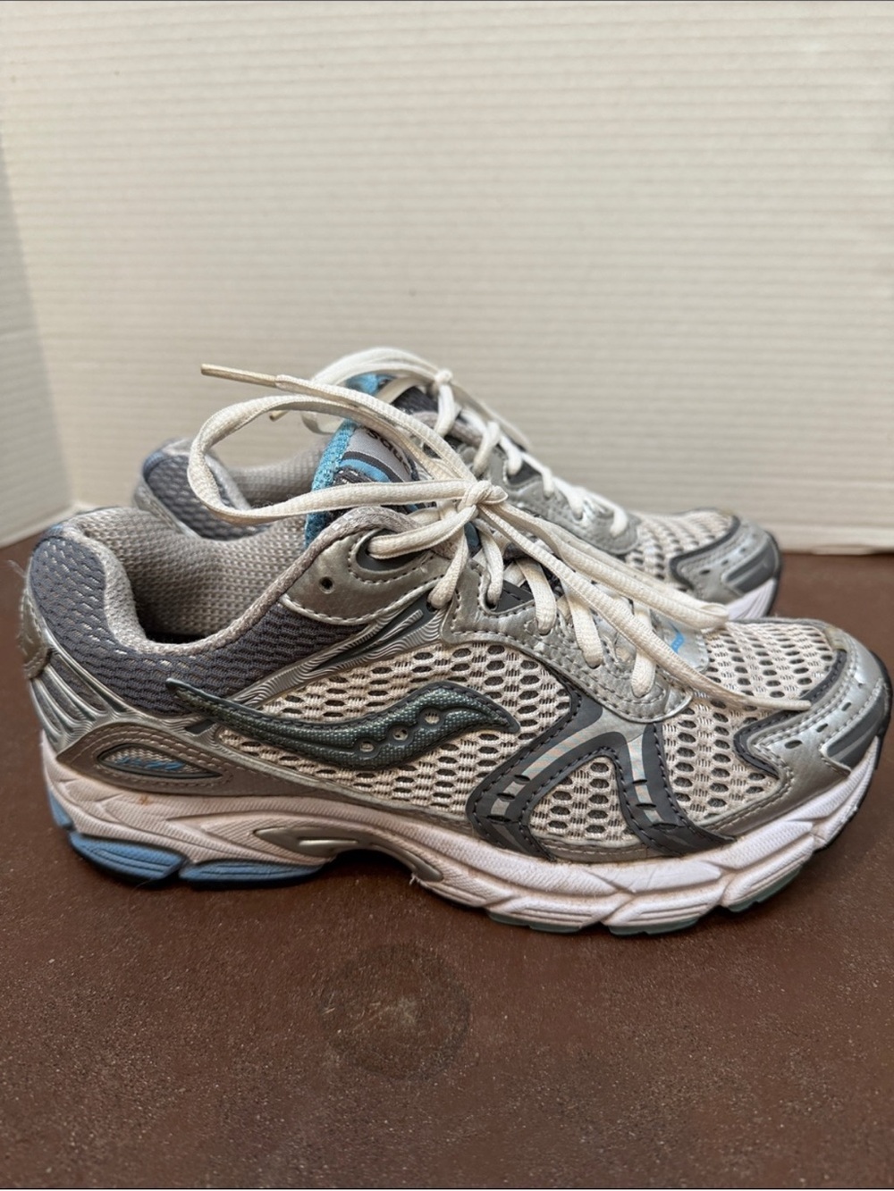 Saucony baby blue and silver sneakers 👟